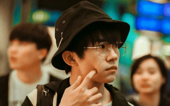 Thói quen đáng yêu của Dịch Dương Thiên Tỉ từ khi ra mắt cho đến lúc nổi tiếng