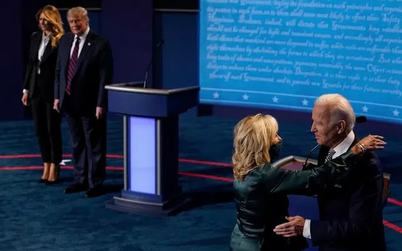 Bà Trump 'lạnh lùng', vợ ông Biden âu yếm ôm chồng sau buổi so găng đầu tiên