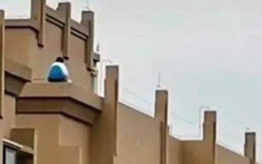 Bé gái 12 tuổi leo lên tầng 32 tự tử, cảnh sát nhanh trí giải cứu bằng 1 ly trà sữa