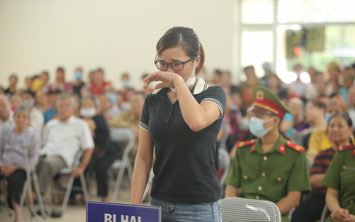 Cô gái bị chủ quán nướng bắt quỳ gối xin lỗi vì dám 'bóc phốt' đồ ăn có sán bật khóc: 'Mong toà xử bản án nhẹ nhất để bị cáo sửa sai'