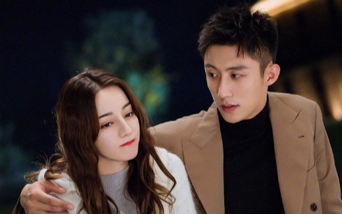 Hoàng Cảnh Du ám chỉ đã có bạn gái, dân mạng soi ra đồ đôi chung với Địch Lệ Nhiệt Ba?