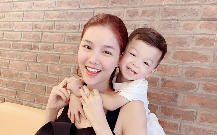 Mặt mộc không đến nỗi nào nhưng cựu người mẫu Kỳ Hân lại bị con trai nhắc phải trang điểm