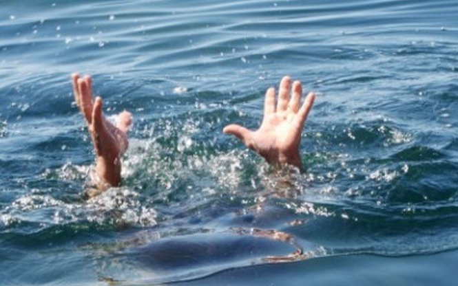 Theo bà và mẹ đi gặt lúa, hai bé trai ngã xuống ao đuối nước thương tâm