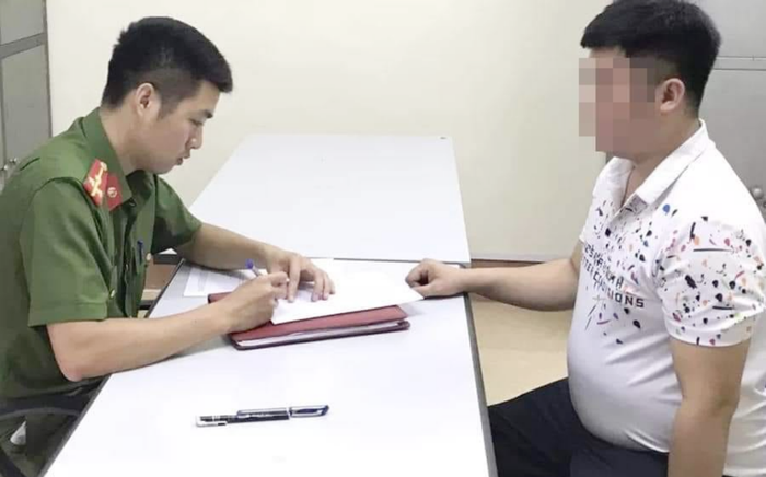 Ông bố vào tận lớp túm tóc, tát thẳng mặt bé gái 2 tuổi vì giành đồ chơi của con đã ra công an trình diện