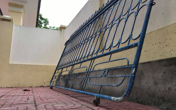 Cổng trường sập, đè bị thương học sinh lớp 3