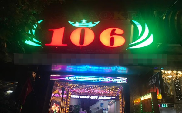 Bắt quả tang 2 nữ phục vụ múa 'thoát y' bên trong quán karaoke ở Đồng Nai