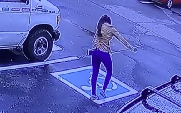 Cô gái nhảy nhót ăn mừng vì trúng tuyển nhưng bị sếp bắt gặp và cái kết