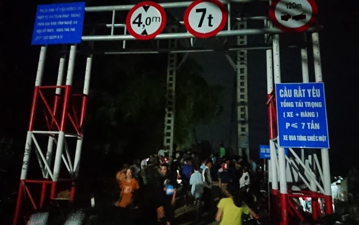 Ô tô con đâm xe máy rồi rơi từ cầu treo xuống sông khiến 5 người tử vong