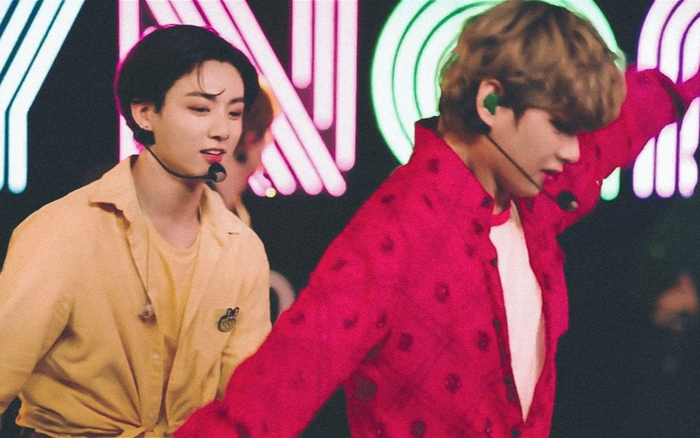 V (BTS) ngã trên sân khấu, Jungkook đỡ nhanh như chớp: Knet cười đến điên dại!