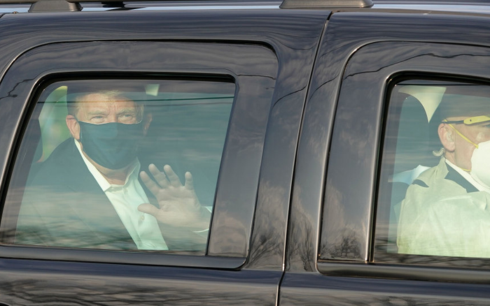 Ông Trump bị chỉ trích đặt người khác vào thế nguy hiểm khi bất ngờ rời bệnh viện