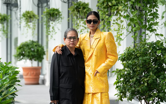 Trương Thị May đẹp sắc sảo với vest khổng lồ, cùng mẹ dự show thời trang