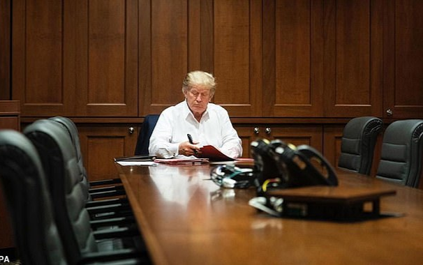 Dân mạng chế giễu ông Trump 'dàn dựng hình ảnh' khi đang điều trị COVID-19