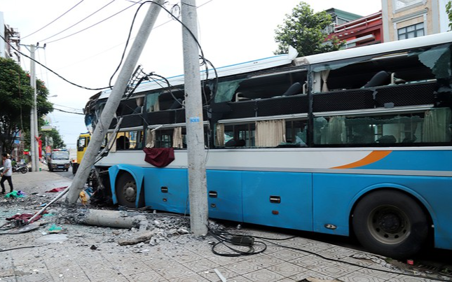 Xe khách giường nằm đâm gãy cột điện trên quốc lộ, 20 hành khách may mắn thoát nạn