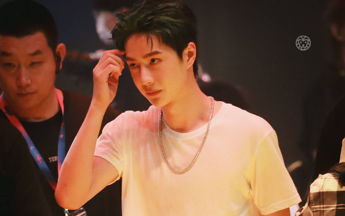 Vương Nhất Bác cực cool trên sân khấu nhưng cứ ngơ ngơ, dễ thương trong loạt ảnh và video hậu trường 'Bước nhảy đường phố'