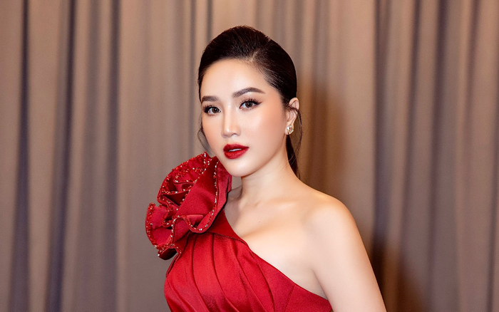 Bảo Thy quyến rũ khoe nhan sắc 'hack tuổi': 'Tôi may mắn vì chồng luôn ủng hộ mọi quyết định của mình'