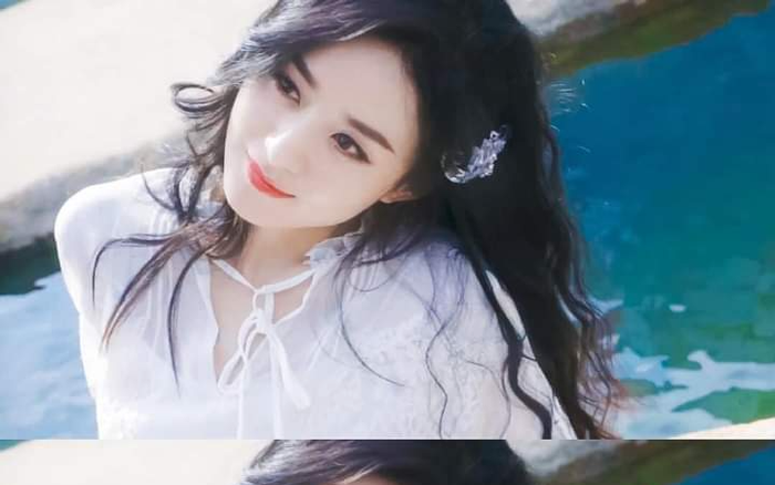 Đều là mẹ một con nhưng Triệu Lệ Dĩnh lại xinh, xịn hơn Lưu Thi Thi trong loạt ảnh bên bờ hồ