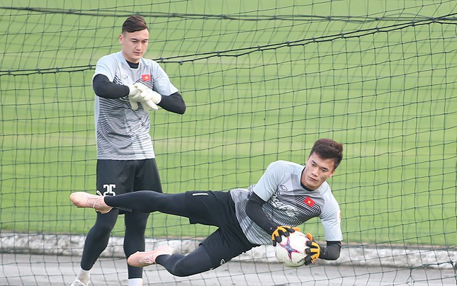 Bùi Tiến Dũng chưa đáp ứng kỳ vọng, CLB TP.HCM ngắm Đặng Văn Lâm?