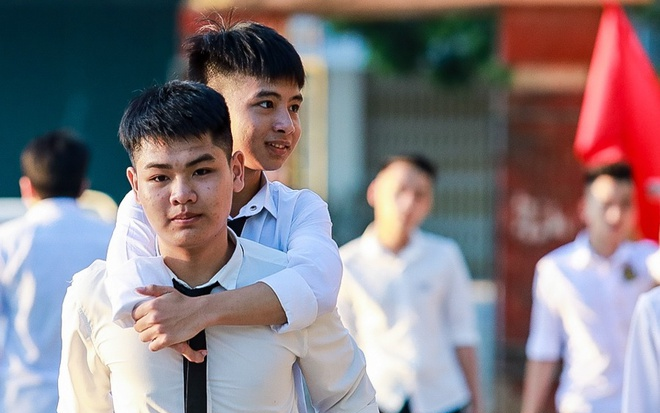 Nam sinh 10 năm ròng cõng bạn khuyết tật đến trường: 'Nếu được ĐH Y Hà Nội đặc cách, em cũng xin từ chối...'