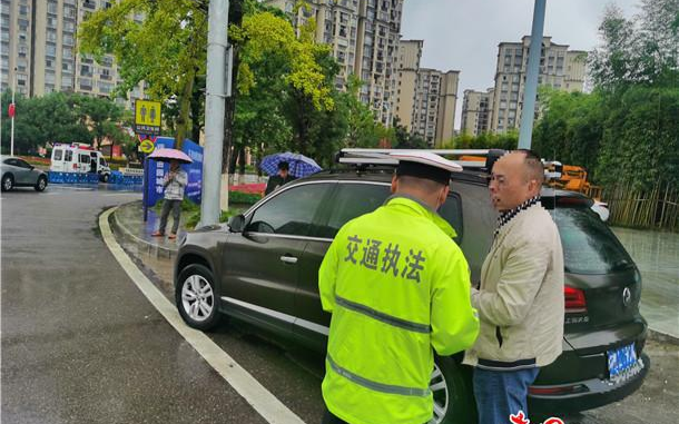 Sợ độ cao tới mức không lái được xe, ông chú phải gọi điện cầu cứu cảnh sát