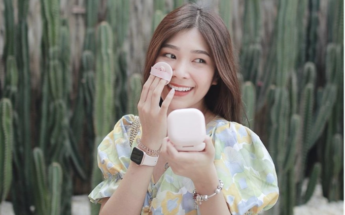 Khám phá loạt items 'thần thánh' trong túi xách của hội chị em