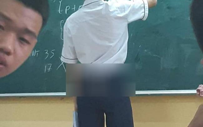 Nam sinh lên lớp bục giảng làm bài tập nhưng phần lưng quần đính 'vật thể lạ' khiến nhiều người chú ý