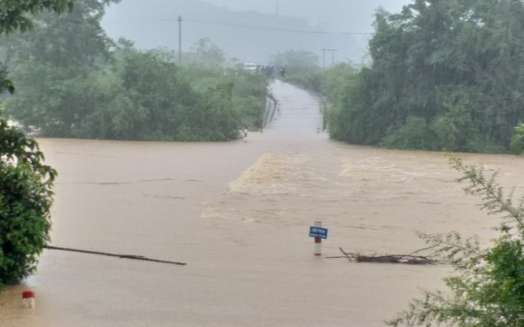 Mưa lớn chia cắt, cô lập nhiều bản làng, hàng ngàn học sinh ở Quảng Bình nghỉ học