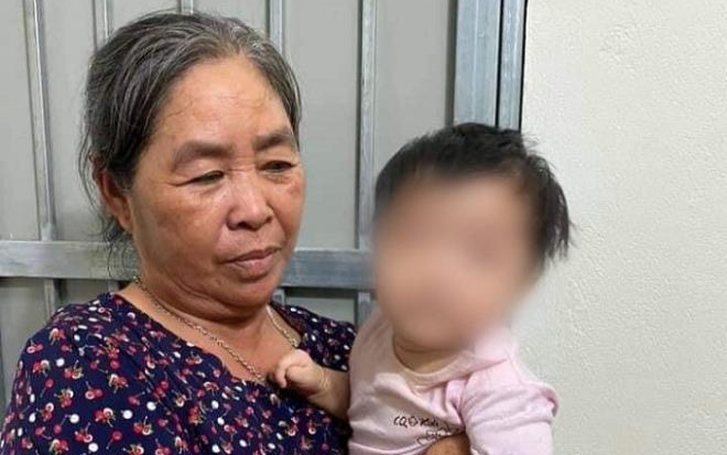Bé gái 8 tháng tuổi bị bỏ rơi trong thùng xốp kèm lá thư viết tay: 'Tôi đặt cháu ở đây, ông bà cô bác nào gặp cháu nuôi dạy cháu nên người'