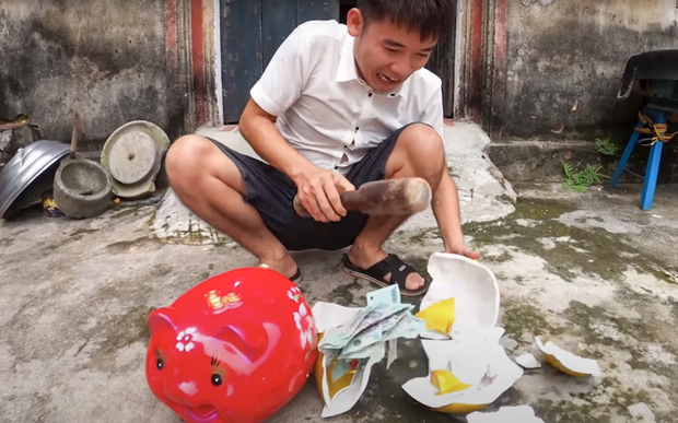 Con trai Bà Tân Vlog lại bị phạt 10 triệu đồng vì clip lấy cắp tiền trong heo đất