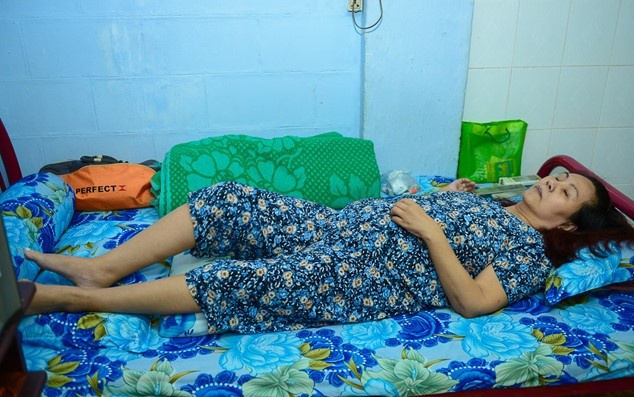 Nghệ sĩ Hoàng Lan nhập viện cấp cứu trong tình trạng cơ thể lở loét, đau đớn