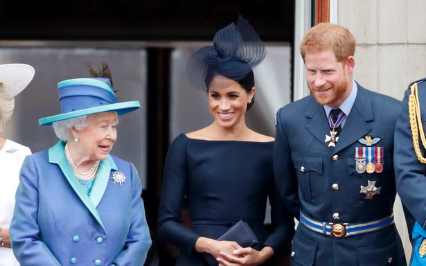 Nhà tiểu sử hoàng gia vạch trần nước đi sai lầm của Nữ hoàng đối với Meghan