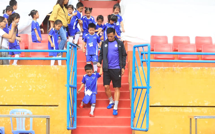 Con trai Văn Quyết ra sân cỏ, cả gia đình đi ủng hộ theo nghiệp bố