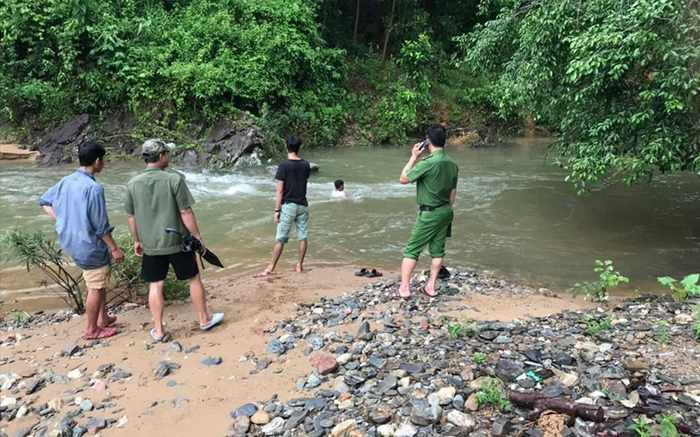 Hai vợ chồng ở Quảng Ngãi bị lũ cuốn khi lội qua suối, người chồng tử vong