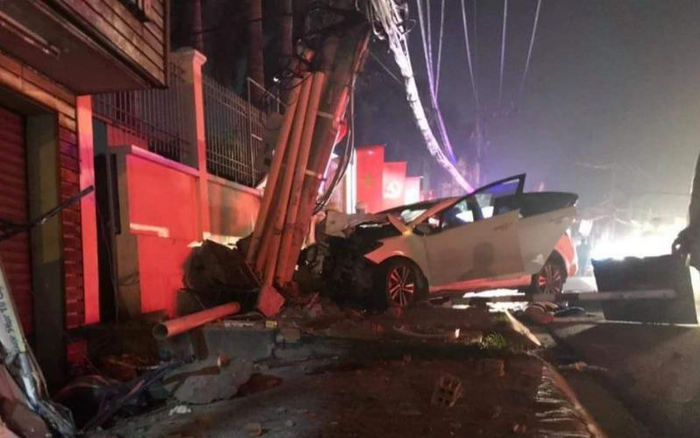 Bị truy đuổi, nhóm trộm lái ô tô tẩu thoát thì mất lái đâm gãy cột điện