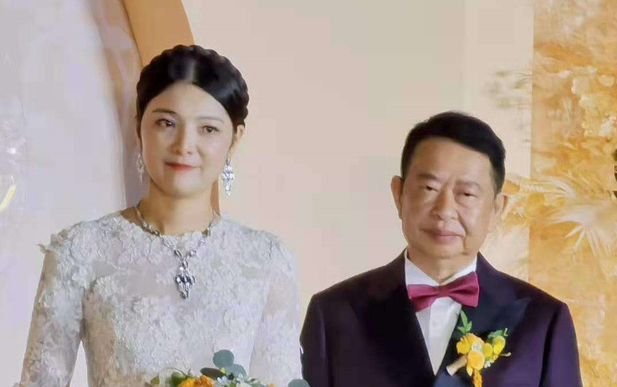 Hôn lễ của cặp đôi lệch 25 tuổi gây xôn xao: Chú rể 63 tuổi là đại gia vàng mỏ với tài sản ngàn tỉ