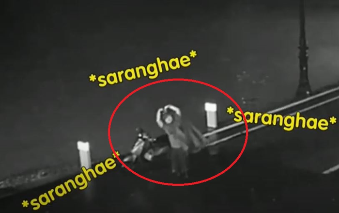 Clip: Nam thanh niên mặc áo mưa rồi nhảy nhót, giơ tay tạo hình trái tim để động viên bà con trong ngày mưa bão