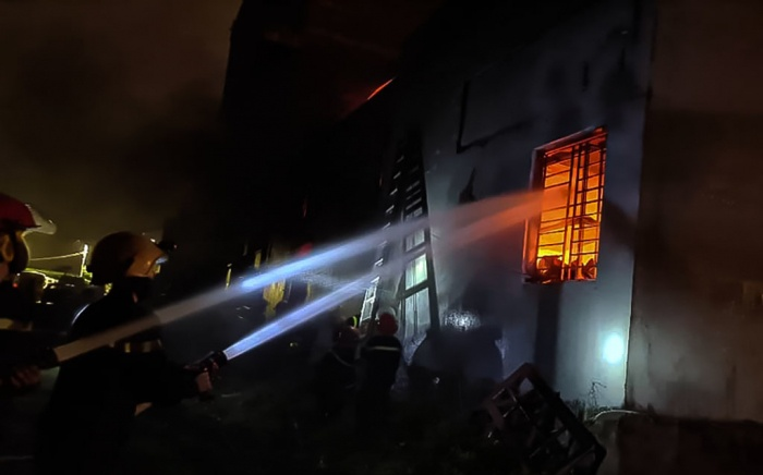 Hàng chục cảnh sát PCCC chống chọi với 'bà hỏa' cứu kho sơn trong đêm