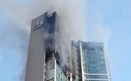 Hàng chục người trốn lên mái nhà khi lửa thiêu rụi chung cư 33 tầng ở Hàn Quốc