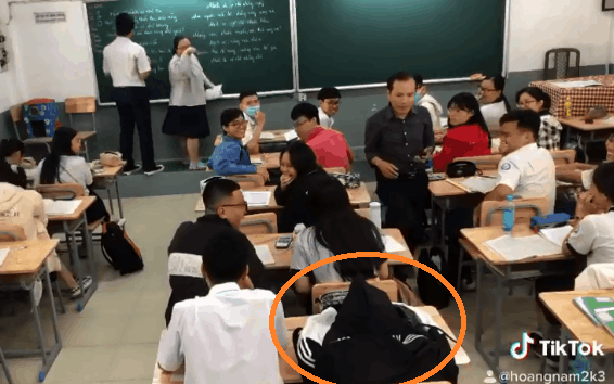 Phát hiện học trò ngủ gục ở bàn cuối lớp, thầy giáo định bụng 'xử tội' và cái kết gây bất ngờ