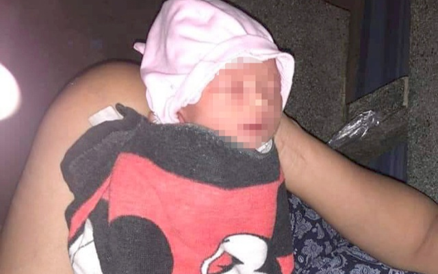 Bé trai sơ sinh còn nguyên dây rốn bị bỏ rơi trong thùng carton tại hẻm ở TP.HCM