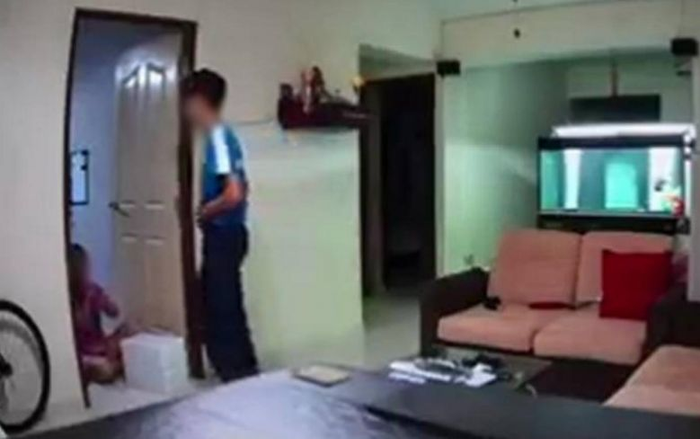 Con trai đánh mẹ vì 'không vừa ý', phản ứng của người mẹ bị cộng đồng mạng chỉ trích dữ dội