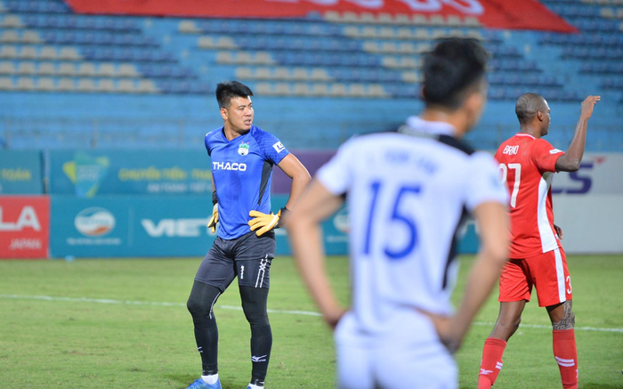 Hàng thủ liên tiếp mắc sai lầm, HAGL thua đậm Viettel