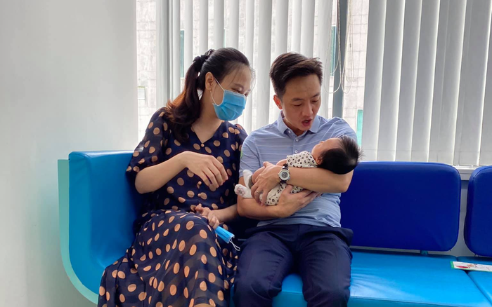 Đưa con gái đi chích ngừa, Cường Đô La được khen hết lời vì hành động này