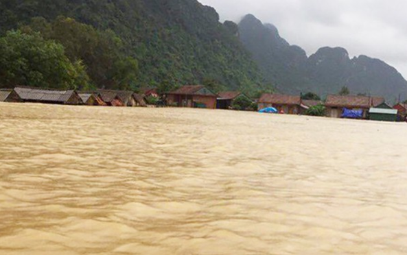 Mưa lũ miền Trung khiến 5 người tử vong, 8 người mất tích, hàng chục nghìn nhà dân bị ngập