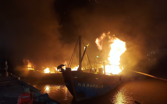 Nhiều tàu cá bốc cháy dữ dội, thiệt hại hàng tỉ đồng