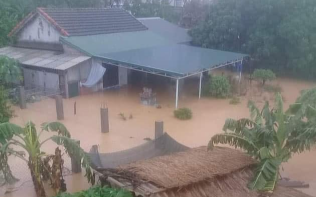 Áp thấp mạnh lên thành áp thấp nhiệt đới, miền Trung thêm một kỷ lục mưa lũ