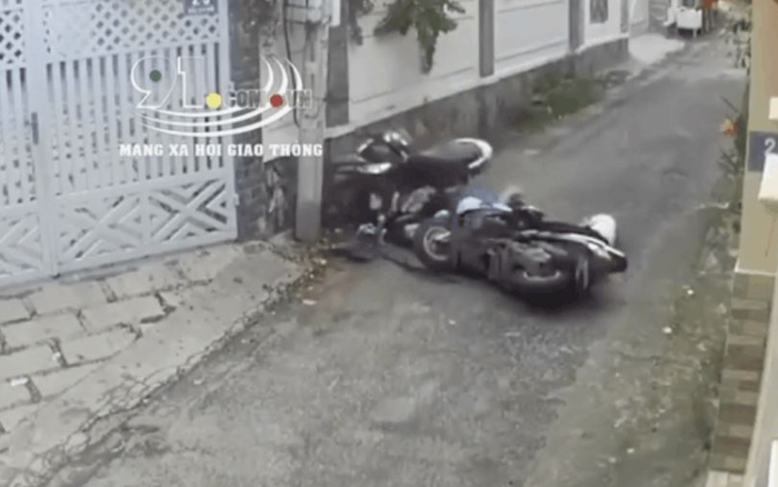 Clip: Lao xe tông trực diện xe máy chở 3 mẹ con trong con hẻm, nam thanh niên ngã văng xuống đường bất tỉnh