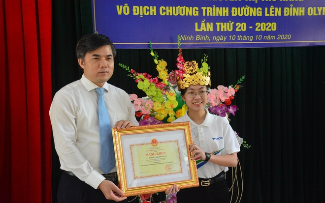 Quán quân 'Đường lên đỉnh Olympia' năm 2020 nhận bằng khen của Bộ trưởng Bộ GD-ĐT