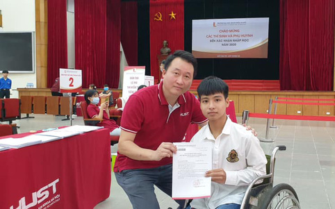 Nam sinh được bạn cõng đến trường suốt 10 năm đã nhập học ĐH Bách khoa Hà Nội