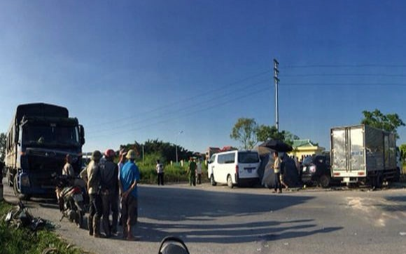 Ô tô chở cả gia đình gặp nạn sau va chạm với xe tải, người phụ nữ cùng con gái 1 tuổi tử vong