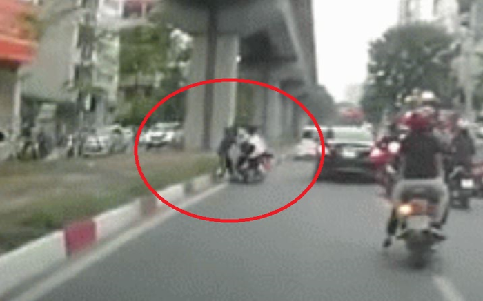 Clip: 2 nam sinh mặc đồng phục, phóng xe lạng lách rồi tông vào nữ sinh khiến cả 3 ngã văng xuống đường